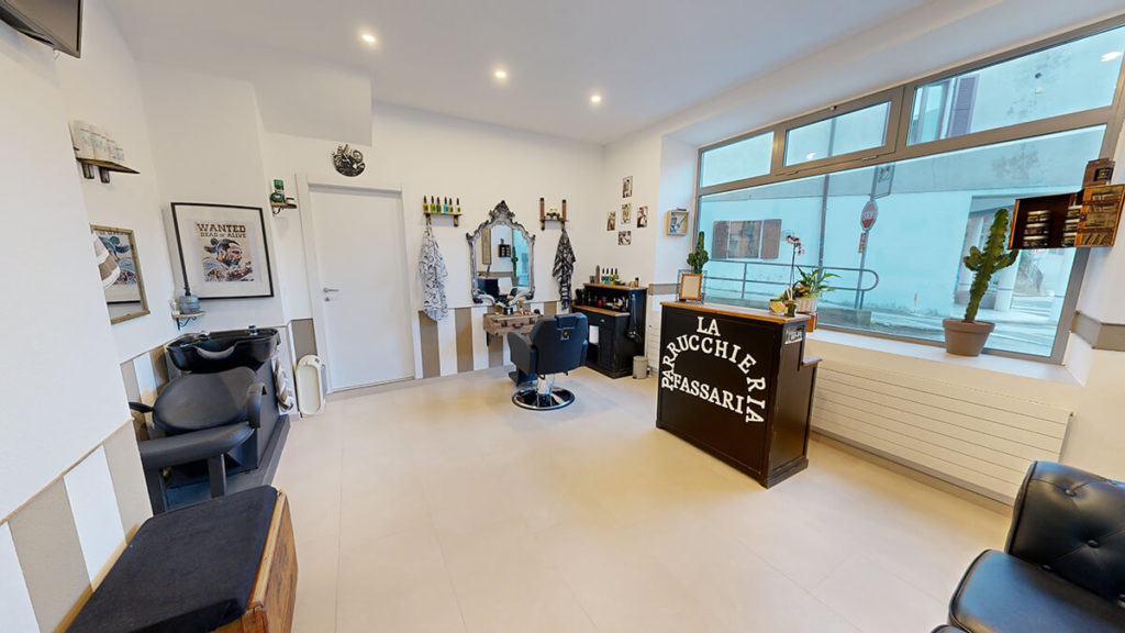 La parrucchieira fassari. Interno di un salone parrucchiere. Interno vintage, con poltrona cliente e lavaggio capelli in pelle nera.
