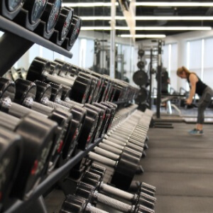 Rack dei manubri in una palestra