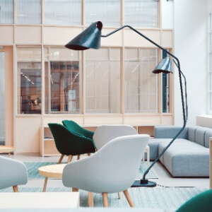 Sala d'aspetto con divani e sedie
