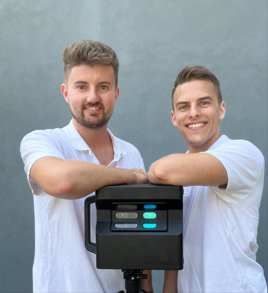 Fondatori TiSemplifico appoggiati su uno scanner 3D per ambienti.