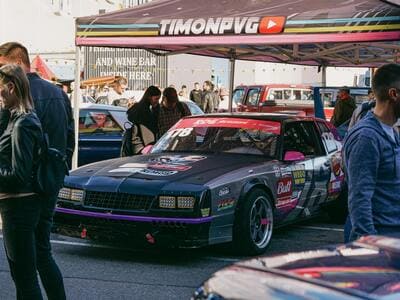 Plymouth da corsa a una fiera automobilistica. Logo YouTube TIMONPVG