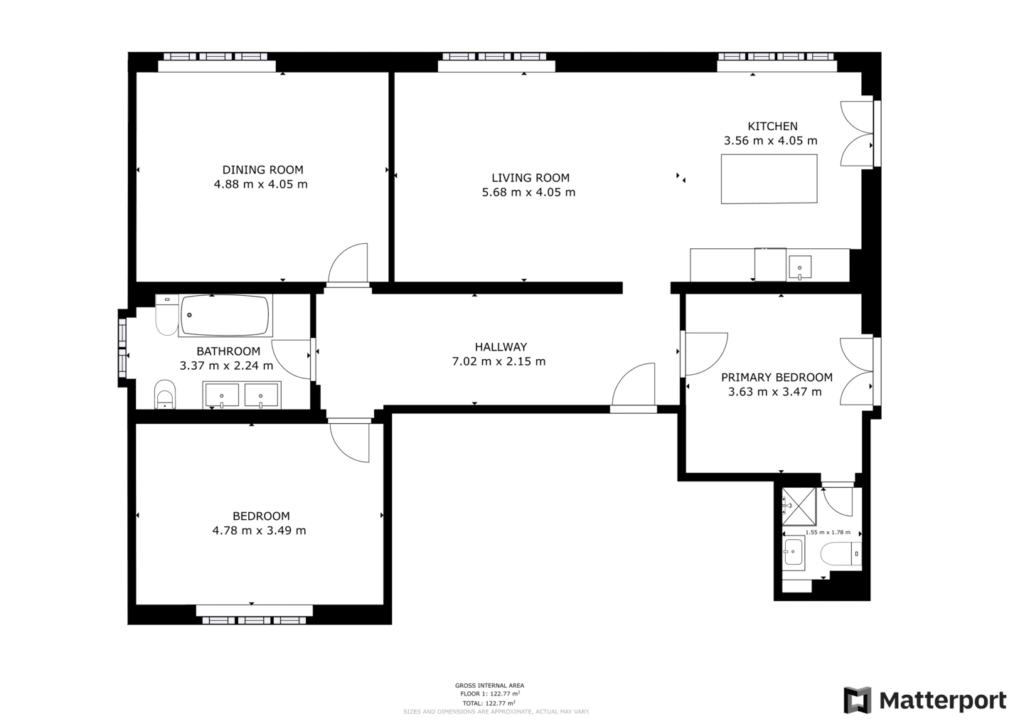 Planimetria di un appartamento, con i nomi delle stanze e le loro rispettive misure. Dining room, living room, kitchen, primary bedroom, hallway, bathroom, bedroom