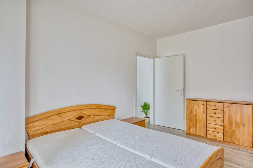 Camera da letto con arredamento in bamboo.