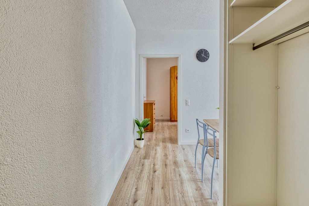 Tour virtuale di una cucina vista dal corridoio