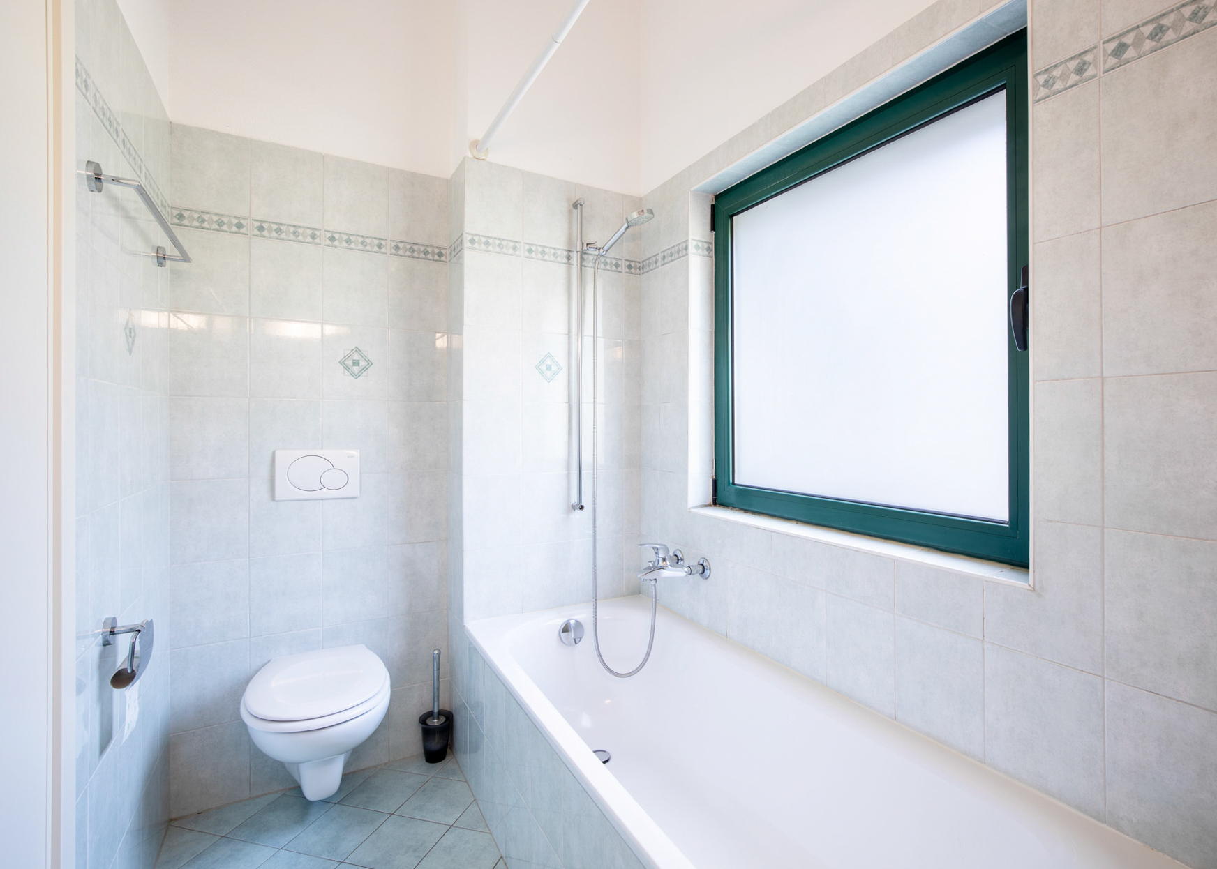 Sala da bagno luminosa con vasca da bagno